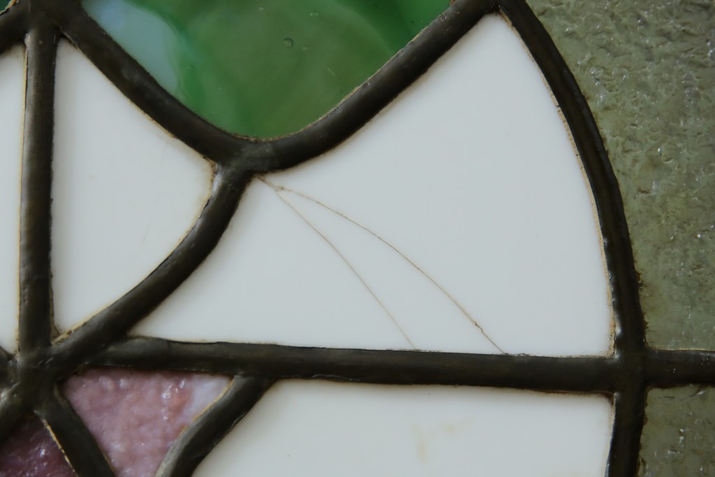 和製アンティーク　大正ロマン　小振りサイズ　透かし彫り入り　優雅な曲線と彩りが空間を華やかに演出する折りたたみ式ステンドグラス衝立て　(R-083611)