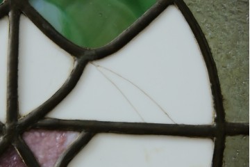 和製アンティーク　大正ロマン　小振りサイズ　透かし彫り入り　優雅な曲線と彩りが空間を華やかに演出する折りたたみ式ステンドグラス衝立て　(R-083611)