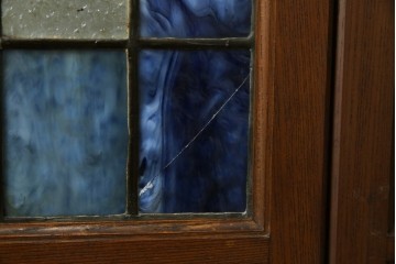 和製アンティーク　大正ロマン　小振りサイズ　透かし彫り入り　優雅な曲線と彩りが空間を華やかに演出する折りたたみ式ステンドグラス衝立て　(R-083611)