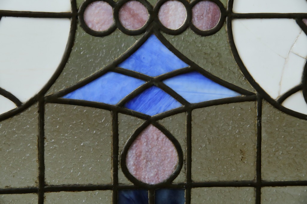 和製アンティーク　大正ロマン　小振りサイズ　透かし彫り入り　優雅な曲線と彩りが空間を華やかに演出する折りたたみ式ステンドグラス衝立て　(R-083611)