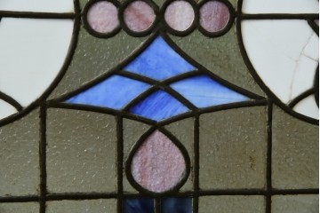 和製アンティーク　大正ロマン　小振りサイズ　透かし彫り入り　優雅な曲線と彩りが空間を華やかに演出する折りたたみ式ステンドグラス衝立て　(R-083611)