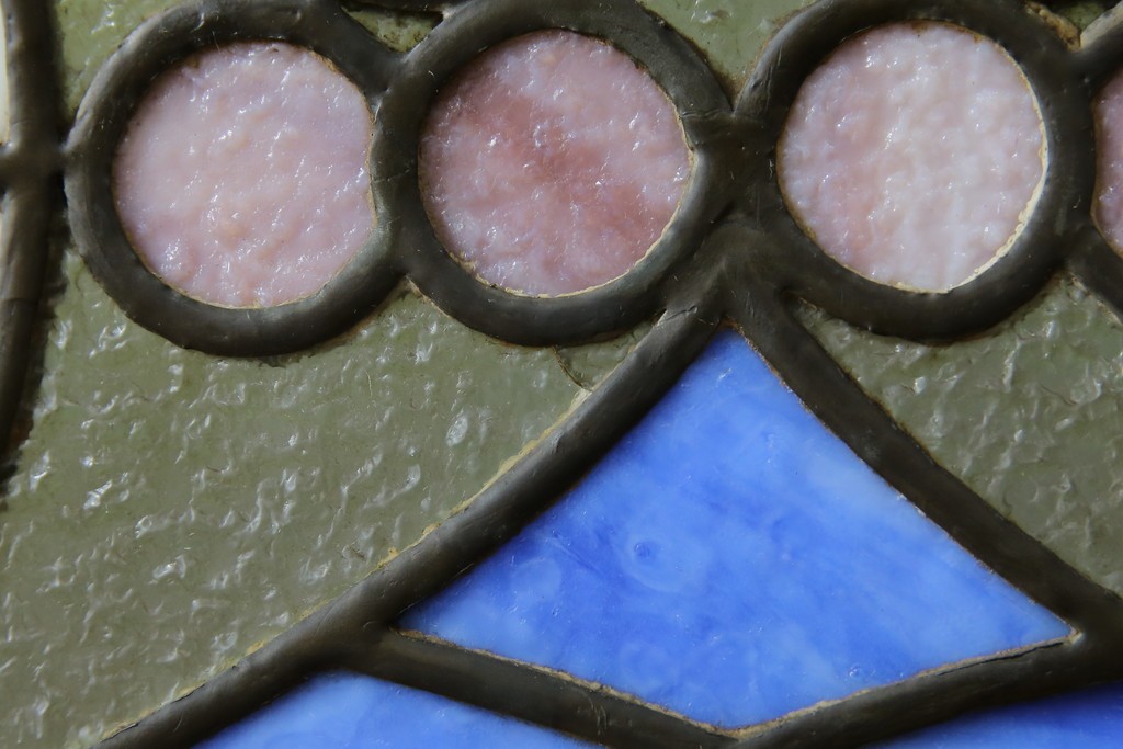 和製アンティーク　大正ロマン　小振りサイズ　透かし彫り入り　優雅な曲線と彩りが空間を華やかに演出する折りたたみ式ステンドグラス衝立て　(R-083611)