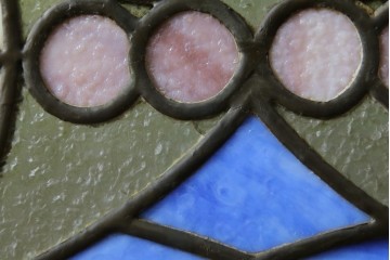 和製アンティーク　大正ロマン　小振りサイズ　透かし彫り入り　優雅な曲線と彩りが空間を華やかに演出する折りたたみ式ステンドグラス衝立て　(R-083611)