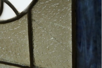 和製アンティーク　大正ロマン　小振りサイズ　透かし彫り入り　優雅な曲線と彩りが空間を華やかに演出する折りたたみ式ステンドグラス衝立て　(R-083611)