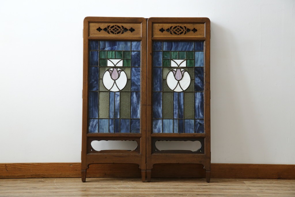 和製アンティーク　大正ロマン　小振りサイズ　透かし彫り入り　優雅な曲線と彩りが空間を華やかに演出する折りたたみ式ステンドグラス衝立て　(R-083611)