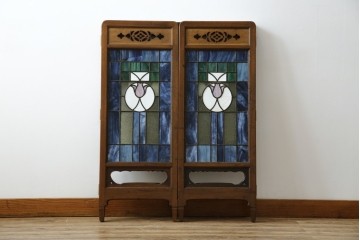 和製アンティーク　大正ロマン　小振りサイズ　透かし彫り入り　優雅な曲線と彩りが空間を華やかに演出する折りたたみ式ステンドグラス衝立て　(R-083611)