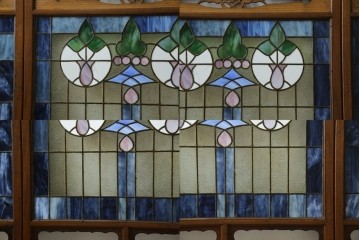 和製アンティーク　大正ロマン　小振りサイズ　透かし彫り入り　優雅な曲線と彩りが空間を華やかに演出する折りたたみ式ステンドグラス衝立て　(R-083611)