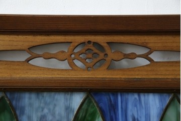 和製アンティーク　大正ロマン　小振りサイズ　透かし彫り入り　優雅な曲線と彩りが空間を華やかに演出する折りたたみ式ステンドグラス衝立て　(R-083611)