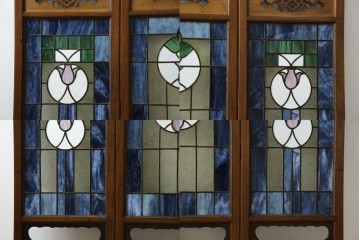 和製アンティーク　大正ロマン　小振りサイズ　透かし彫り入り　優雅な曲線と彩りが空間を華やかに演出する折りたたみ式ステンドグラス衝立て　(R-083611)