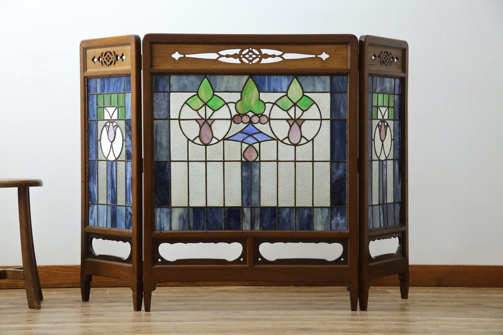 和製アンティーク　大正ロマン　小振りサイズ　透かし彫り入り　優雅な曲線と彩りが空間を華やかに演出する折りたたみ式ステンドグラス衝立て　(R-083611)