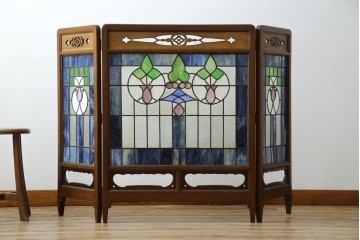 和製アンティーク　大正ロマン　小振りサイズ　透かし彫り入り　優雅な曲線と彩りが空間を華やかに演出する折りたたみ式ステンドグラス衝立て　(R-083611)