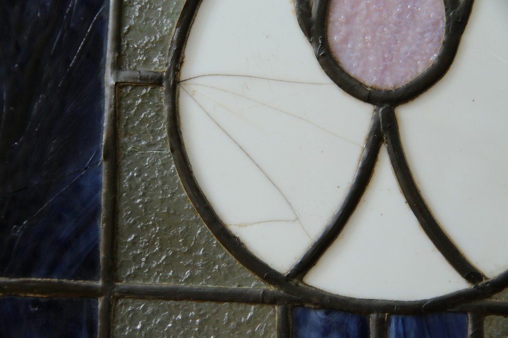 和製アンティーク　大正ロマン　小振りサイズ　透かし彫り入り　優雅な曲線と彩りが空間を華やかに演出する折りたたみ式ステンドグラス衝立て　(R-083611)