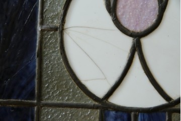 和製アンティーク　大正ロマン　小振りサイズ　透かし彫り入り　優雅な曲線と彩りが空間を華やかに演出する折りたたみ式ステンドグラス衝立て　(R-083611)