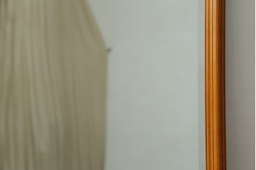 中古　美品　横浜ダニエル(daniel)　上品な木枠が空間に温もりをプラスする壁掛けミラー　(R-083612)