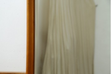 中古　美品　横浜ダニエル(daniel)　上品な木枠が空間に温もりをプラスする壁掛けミラー　(R-083612)