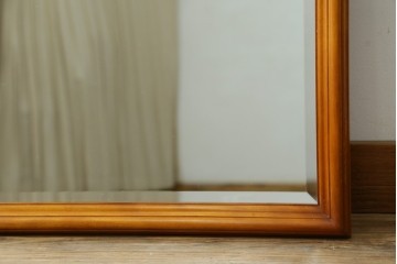 中古　美品　横浜ダニエル(daniel)　上品な木枠が空間に温もりをプラスする壁掛けミラー　(R-083612)
