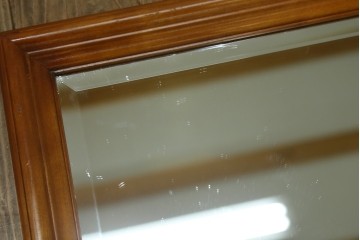 中古　美品　横浜ダニエル(daniel)　上品な木枠が空間に温もりをプラスする壁掛けミラー　(R-083612)