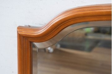 中古　美品　横浜ダニエル(daniel)　上品な木枠が空間に温もりをプラスする壁掛けミラー(壁掛け鏡、ウォールミラー、姿見)(R-083612)