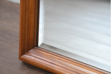 中古　美品　横浜ダニエル(daniel)　上品な木枠が空間に温もりをプラスする壁掛けミラー(壁掛け鏡、ウォールミラー、姿見)(R-083612)