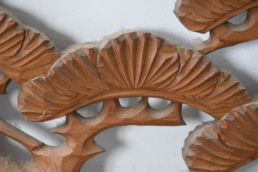 和製ヴィンテージ　昭和中期　松に鶴の図の両面彫刻を施した欄間2枚セット　(R-083615)