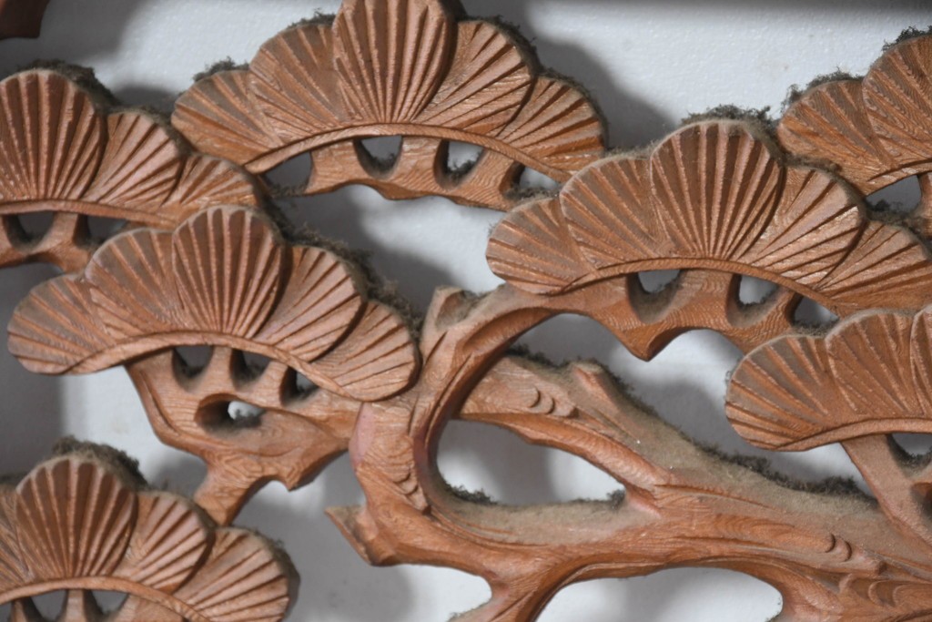 和製ヴィンテージ　昭和中期　松に鶴の図の彫刻を施した両面彫刻の欄間2枚セット　(R-083616)