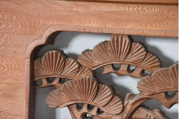 和製ヴィンテージ　昭和中期　松に鶴の図の彫刻を施した両面彫刻の欄間2枚セット　(R-083616)