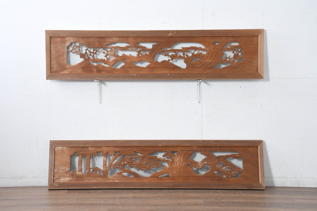 和製ヴィンテージ　昭和中期　松竹梅の縁起物の彫刻を施した片面ガラスの欄間2枚セット　(R-083617)