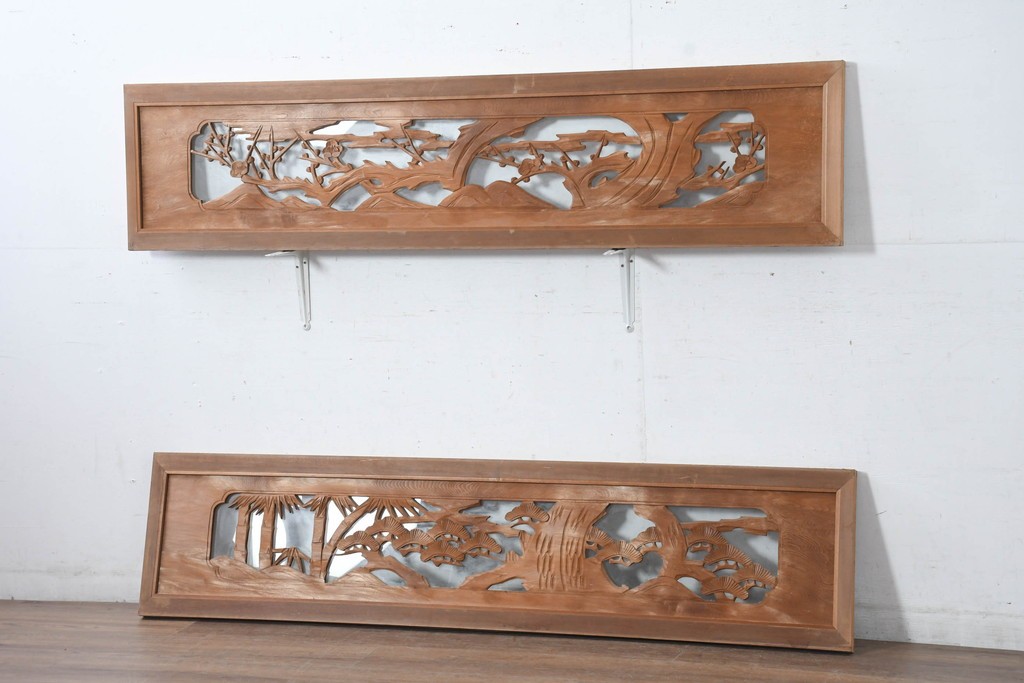 和製ヴィンテージ　昭和中期　松竹梅の縁起物の彫刻を施した片面ガラスの欄間2枚セット　(R-083617)