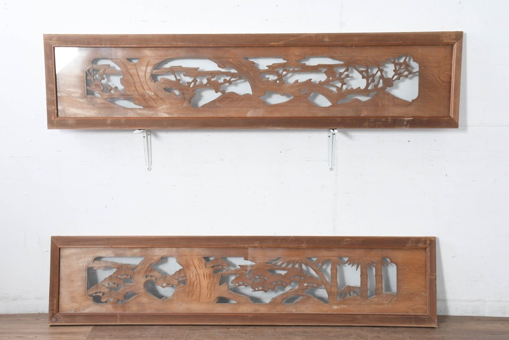 和製ヴィンテージ　昭和中期　松竹梅の縁起物の彫刻を施した片面ガラスの欄間2枚セット　(R-083617)