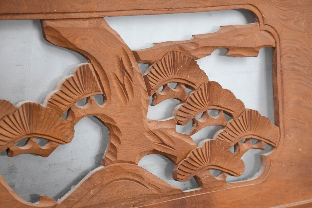 和製ヴィンテージ　昭和中期　松竹梅の縁起物の彫刻を施した片面ガラスの欄間2枚セット　(R-083617)