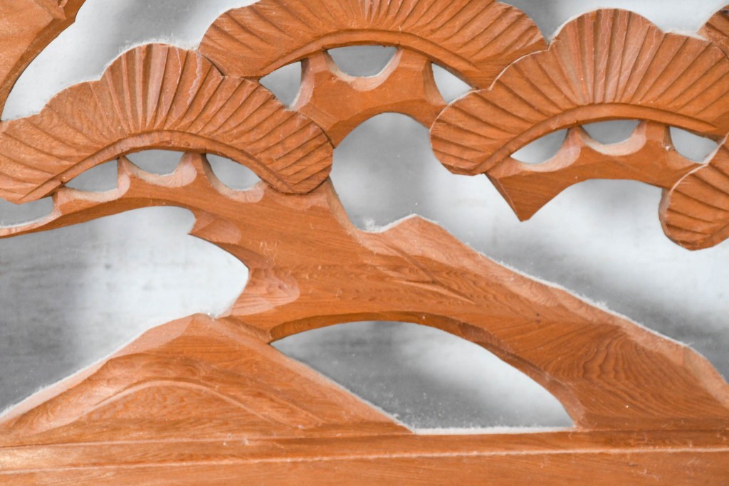 和製ヴィンテージ　昭和中期　松竹梅の縁起物の彫刻を施した片面ガラスの欄間2枚セット　(R-083617)