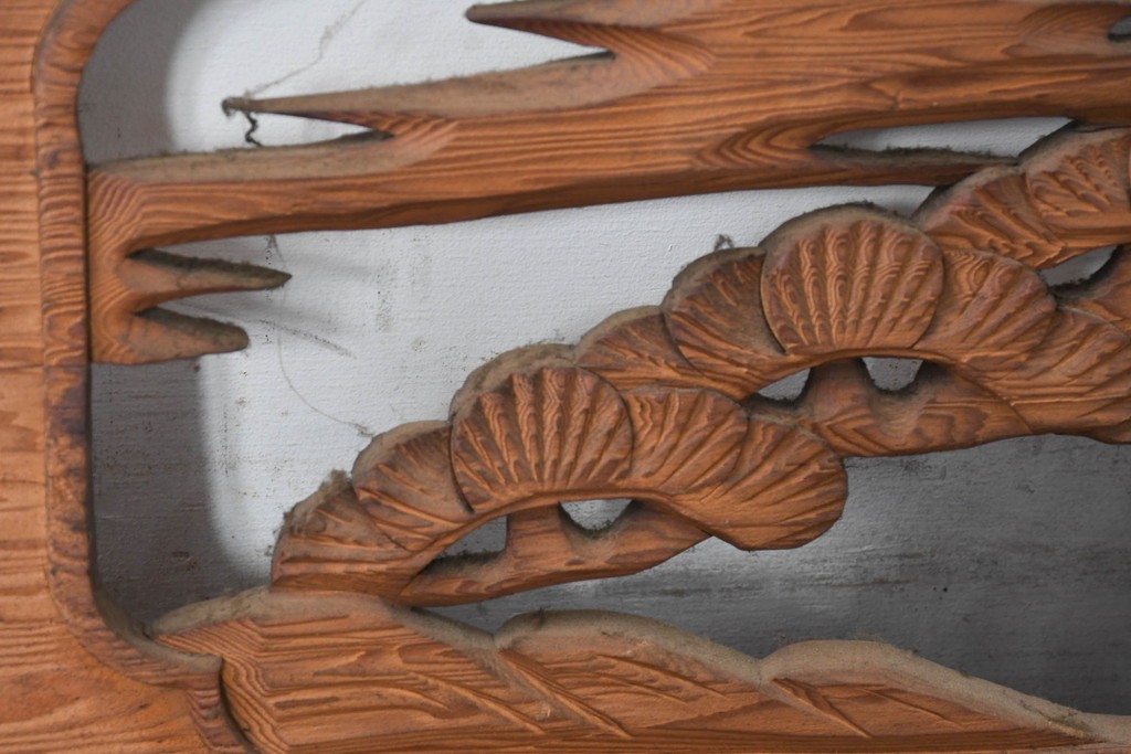 和製ヴィンテージ　昭和中期　松に鶴の図の彫刻を施した両面彫刻の欄間2枚セット　(R-083618)