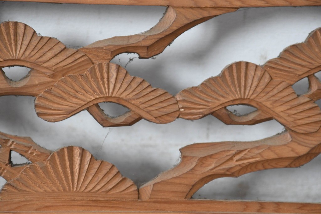 ヴィンテージ建具　昭和中期　組子格子と松に鶴の図の両面彫刻を施した欄間1枚　(R-083620)