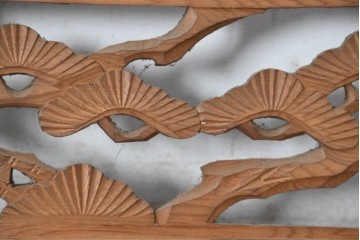 ヴィンテージ建具　昭和中期　組子格子と松に鶴の図の両面彫刻を施した欄間1枚　(R-083620)