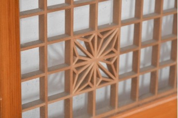 ヴィンテージ建具　昭和中期　麻の葉模様の組子細工が涼し気な片面ガラスの書院戸4枚セット　(R-083623)