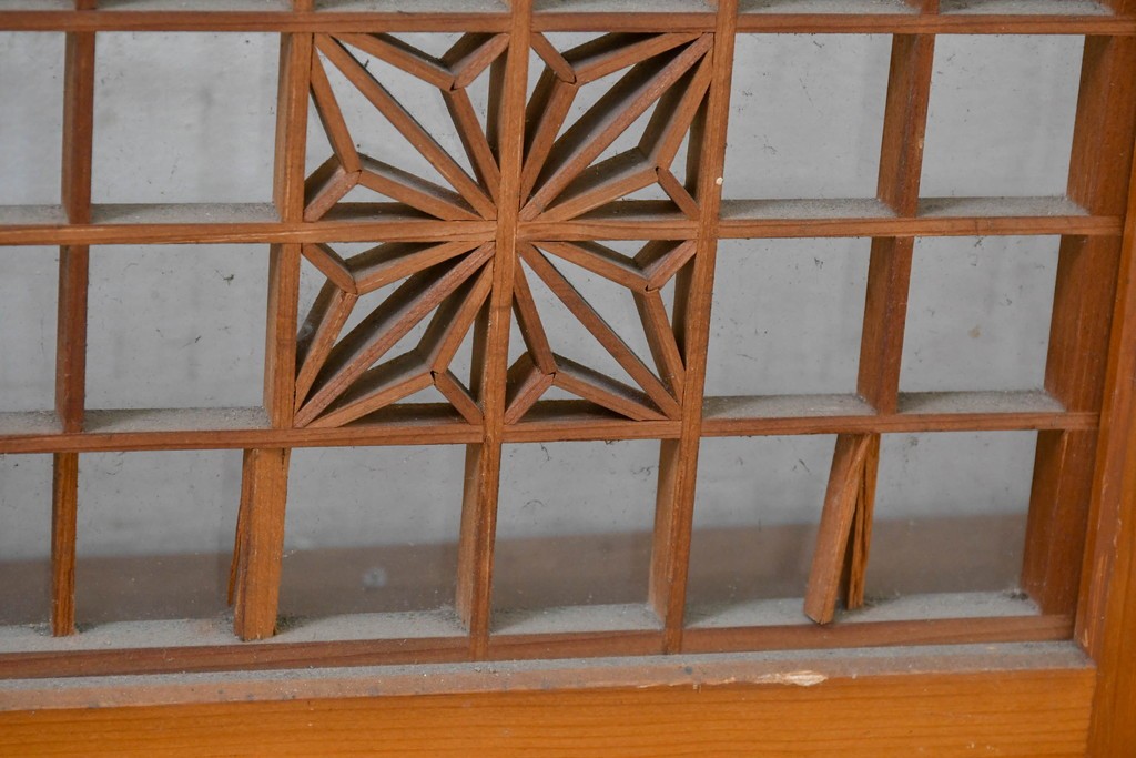 ヴィンテージ建具　昭和中期　麻の葉模様の組子細工が涼し気な片面ガラスの書院戸4枚セット　(R-083623)