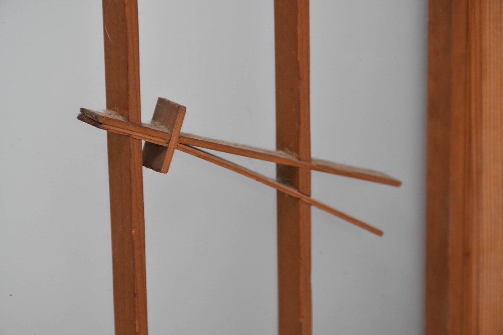 ヴィンテージ建具　昭和中期　片面ガラス　控えめな模様入り格子の書院戸4枚セット　(R-083624)