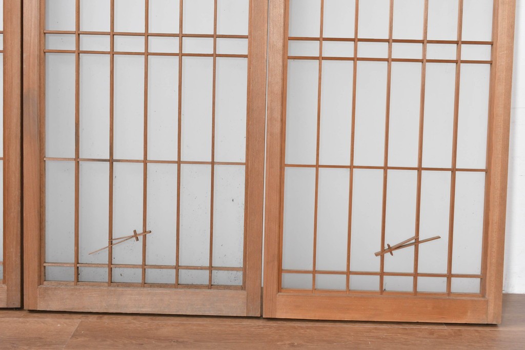 ヴィンテージ建具　昭和中期　片面ガラス　控えめな模様入り格子の書院戸4枚セット　(R-083624)