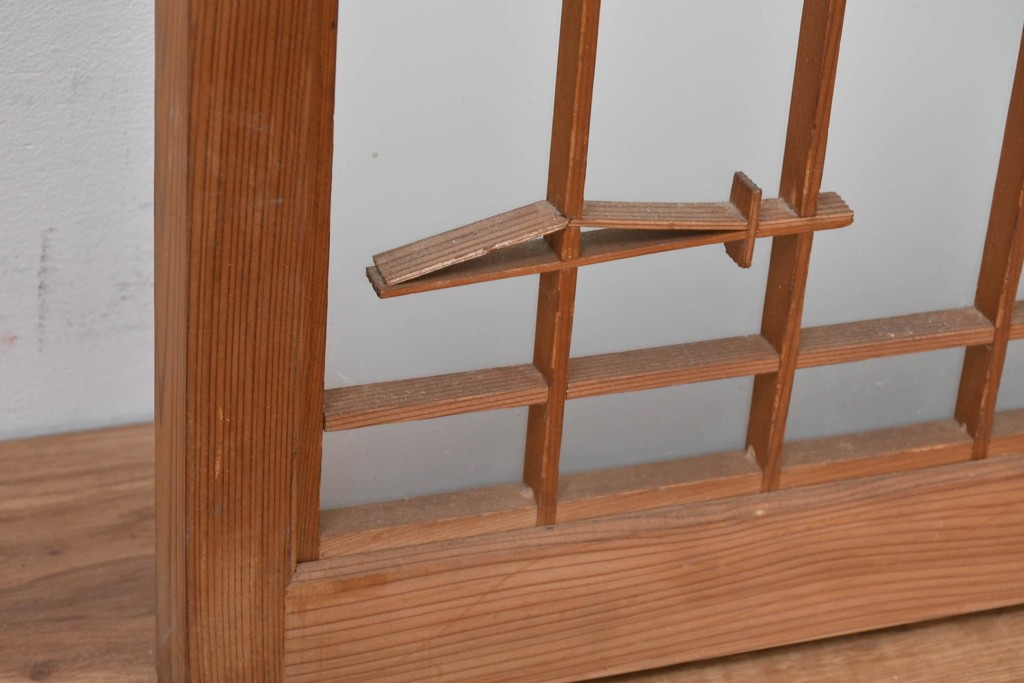 ヴィンテージ建具　昭和中期　片面ガラス　控えめな模様入り格子の書院戸4枚セット　(R-083624)