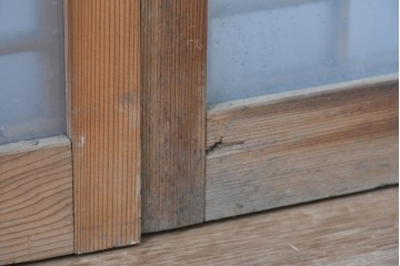 ヴィンテージ建具　昭和中期　片面ガラス　控えめな模様入り格子の書院戸4枚セット　(R-083624)