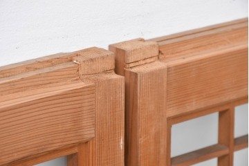 ヴィンテージ建具　昭和中期　片面ガラス　控えめな模様入り格子の書院戸4枚セット　(R-083624)