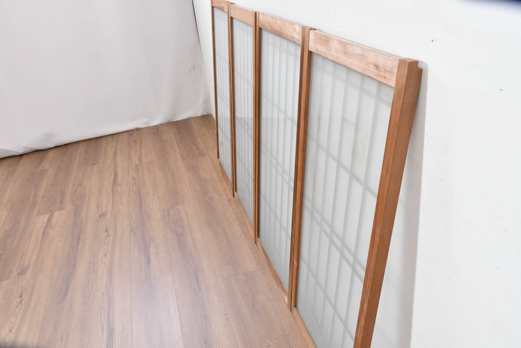 ヴィンテージ建具　昭和中期　片面ガラス　控えめな模様入り格子の書院戸4枚セット　(R-083624)