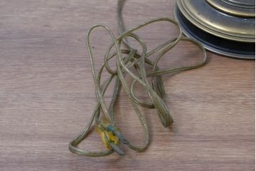 中古　アメリカ製　高級輸入品　真鍮製　レトロな美しさと実用性を兼ね備えたテーブルスタンド(卓上照明、デスクスタンド、ナイトランプ、ブラス)(R-083631)