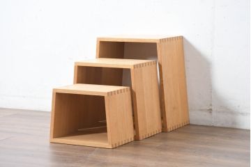 中古　美品　廃番の希少な楢(ナラ)材モデル　北海道家具ブランド　cosine(コサイン)　シンプルで機能的な3個組ネストスツール(サイドテーブル、飾り台、花台)(R-083645)