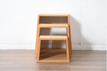 中古　美品　廃番の希少な楢(ナラ)材モデル　北海道家具ブランド　cosine(コサイン)　シンプルで機能的な3個組ネストスツール(サイドテーブル、飾り台、花台)(R-083645)