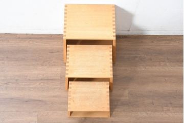 中古　美品　廃番の希少な楢(ナラ)材モデル　北海道家具ブランド　cosine(コサイン)　シンプルで機能的な3個組ネストスツール(サイドテーブル、飾り台、花台)(R-083645)