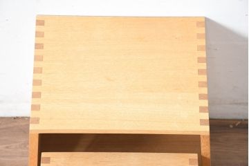 中古　美品　廃番の希少な楢(ナラ)材モデル　北海道家具ブランド　cosine(コサイン)　シンプルで機能的な3個組ネストスツール(サイドテーブル、飾り台、花台)(R-083645)