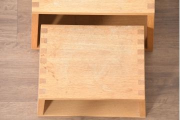 中古　美品　廃番の希少な楢(ナラ)材モデル　北海道家具ブランド　cosine(コサイン)　シンプルで機能的な3個組ネストスツール(サイドテーブル、飾り台、花台)(R-083645)