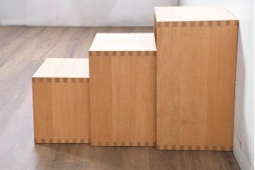 中古　美品　廃番の希少な楢(ナラ)材モデル　北海道家具ブランド　cosine(コサイン)　シンプルで機能的な3個組ネストスツール(サイドテーブル、飾り台、花台)(R-083645)
