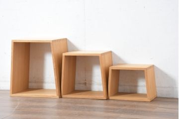 中古　美品　廃番の希少な楢(ナラ)材モデル　北海道家具ブランド　cosine(コサイン)　シンプルで機能的な3個組ネストスツール(サイドテーブル、飾り台、花台)(R-083645)